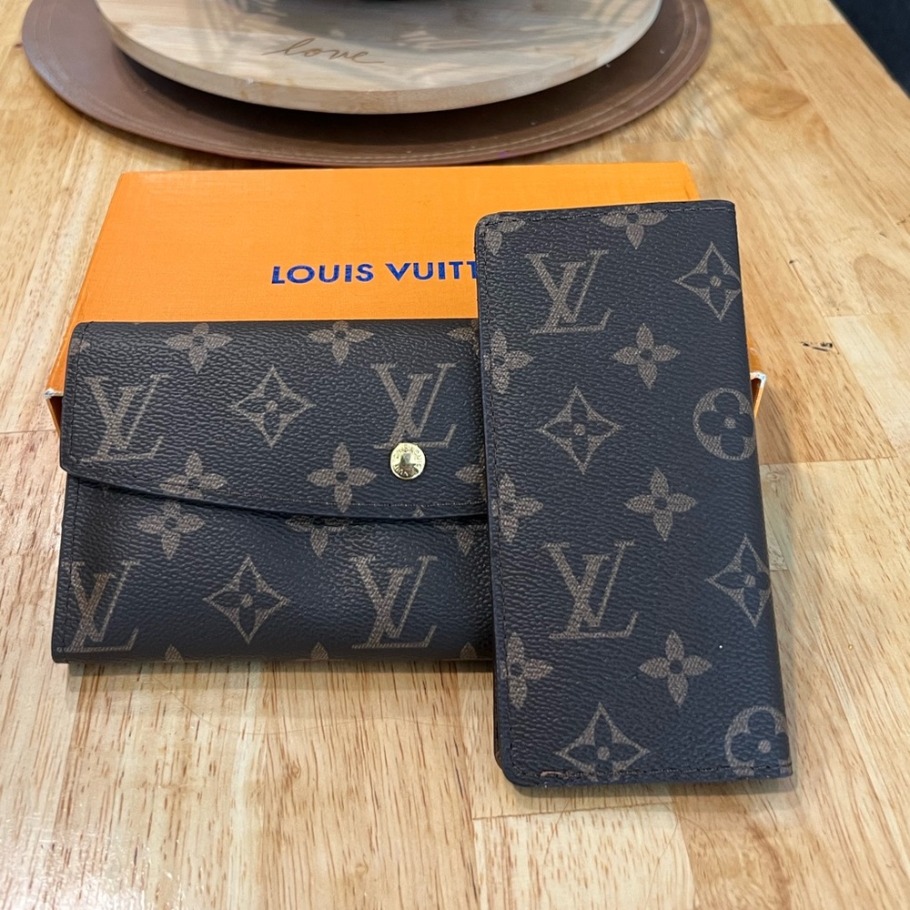 Vintage/100% Authentic Louis Vuitton women’s front snap wallet with insert #2005